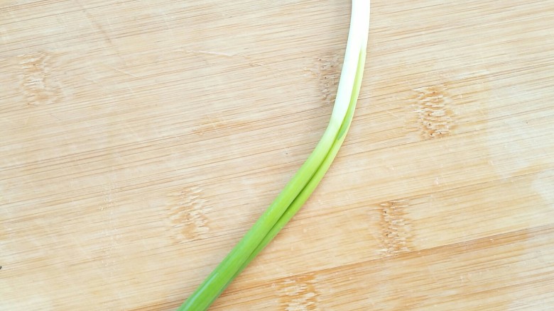 面也要创新吃――一份菠菜番茄面送给你们😊,取一颗<a style='color:red;display:inline-block;' href='/shicai/ 157'>小葱</a>。