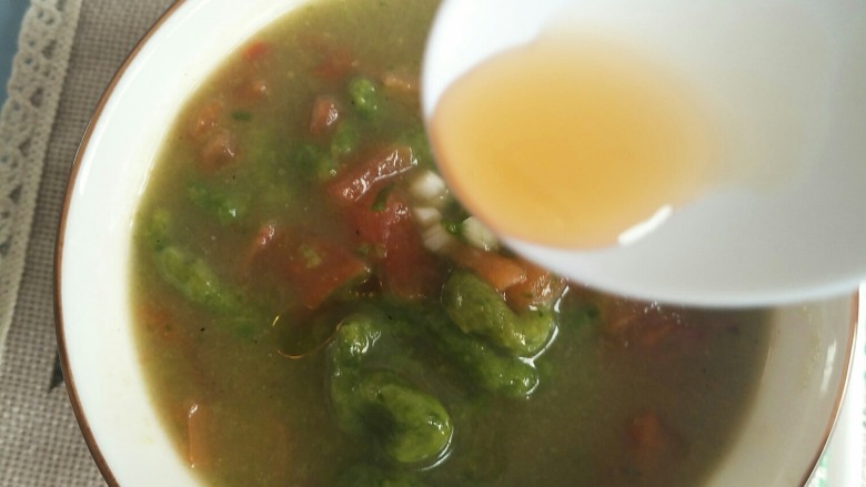 面也要创新吃――一份菠菜番茄面送给你们😊,将煮好的菠菜面放入碗中，加入切好的葱段，放入芝麻油。