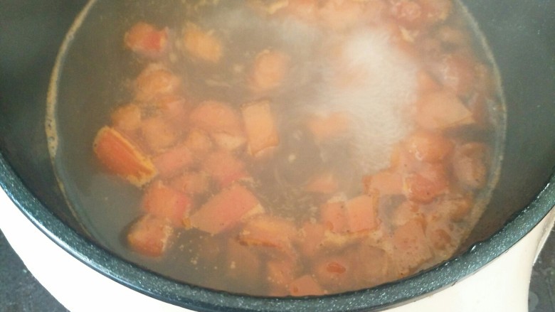 面也要创新吃――一份菠菜番茄面送给你们😊,倒入适量开水。