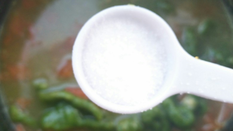 面也要创新吃――一份菠菜番茄面送给你们😊,加入适量盐。最好让汤收汁，喝起来更美味！