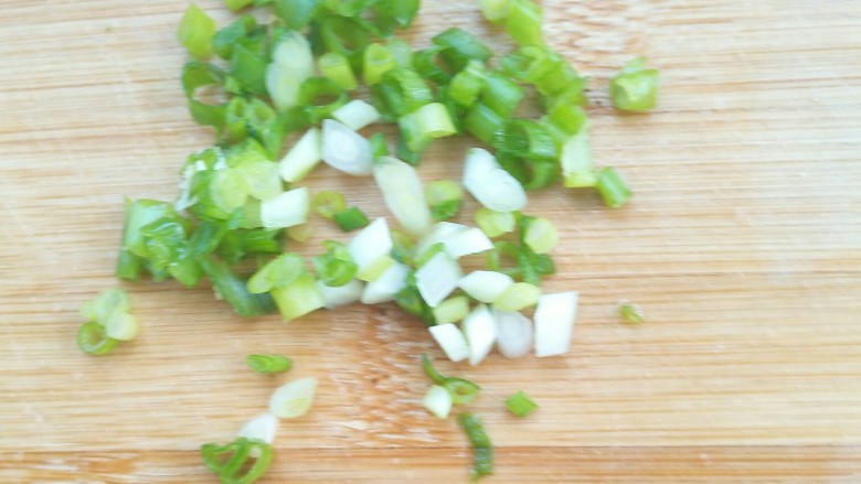 面也要创新吃――一份菠菜番茄面送给你们😊,切小段。