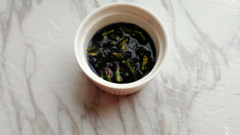 蝶豆花戚风蛋糕,干蝶豆花用冷开水泡开,留40克蝶豆花汁备用。