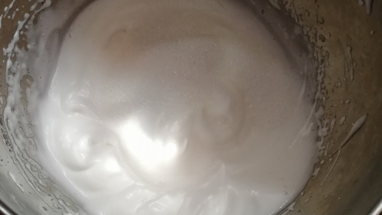 蝶豆花戚风蛋糕,到小弯钩状态时加入最后的细砂糖,低速打发。