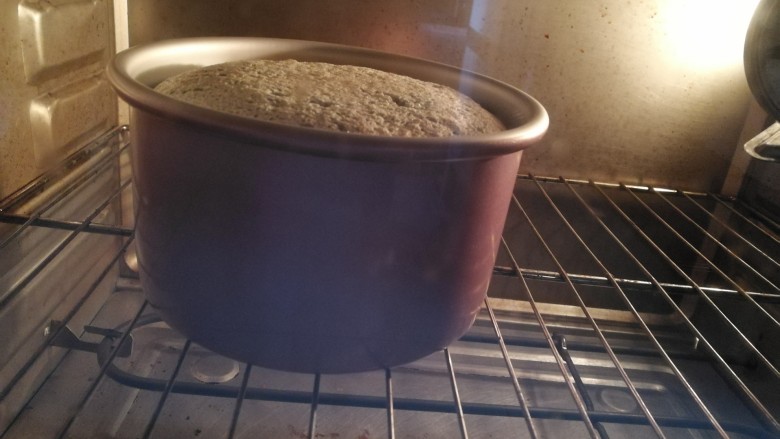 蝶豆花戚风蛋糕,放入烤箱,140度烤40分钟,160度烤20分钟。出炉轻震几下模具,倒扣到烤网晾凉,凉透脱模,装入保鲜袋。