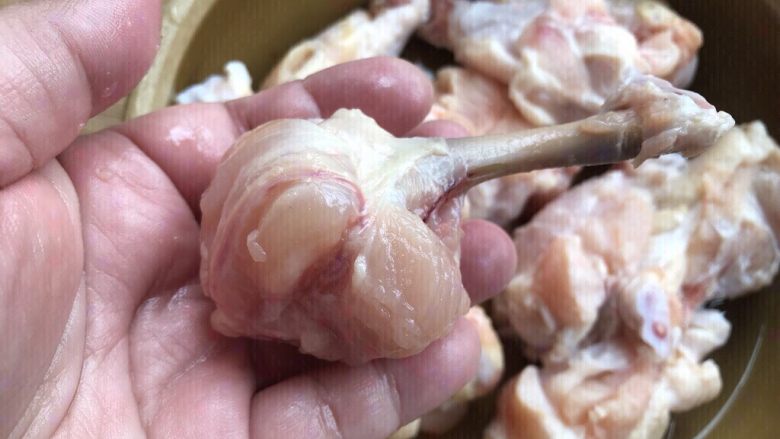 鸡翅根还能做出惊艳的宴客菜,推到底,再翻包住顶端。