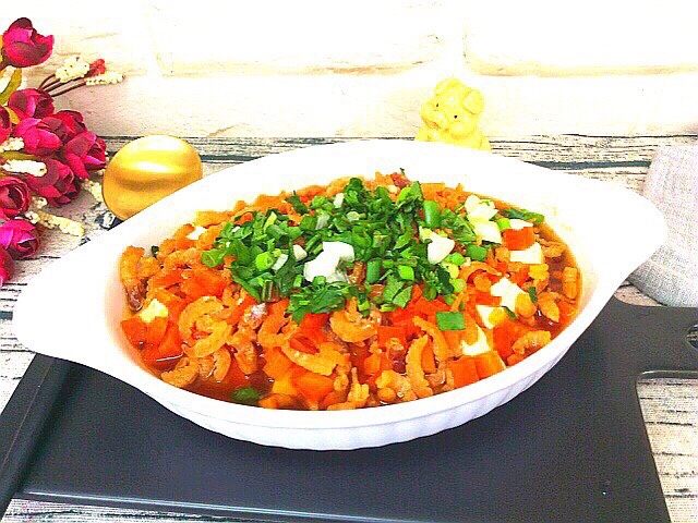健康菜+虾米胡萝卜蒸豆腐,撒上葱花香菜碎,一碗虾米胡萝卜蒸豆腐就做好了