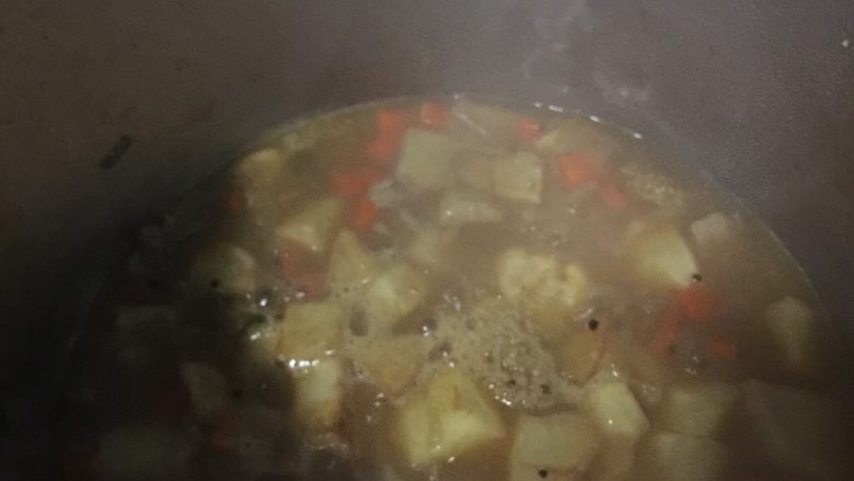 牛腩土豆咖喱,这时将高压锅内压好的牛里脊汤过滤后加入锅里。取出牛里脊,切成大小适中的粒状,然后加入锅内一起煮。再加入牛里脊汤底,直至没过牛肉,搅拌均匀,开始大火煮。