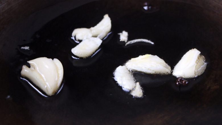 土豆炖香菇胡萝卜,锅内放适量的色拉油,放入大蒜炒出香味;