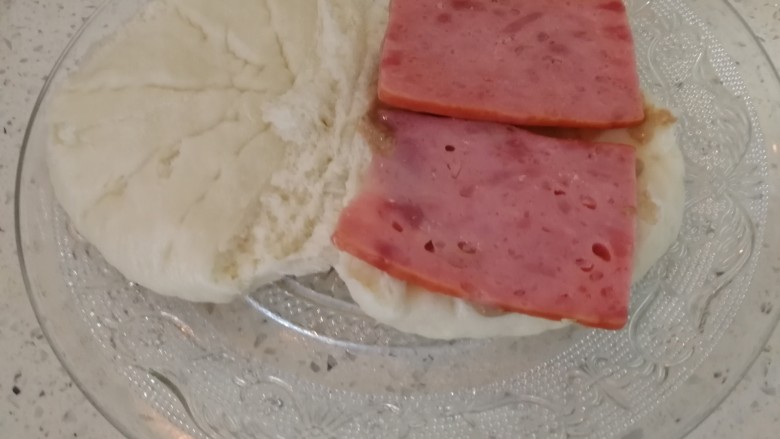 中式汉堡&荷叶饼鸡蛋火腿,再加两片火腿肉(如图)