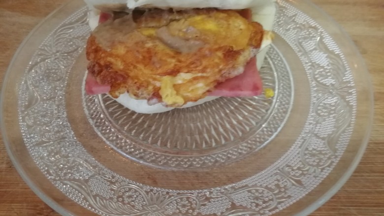 中式汉堡&荷叶饼鸡蛋火腿,外加煎好的鸡蛋,在抹点芝麻酱如图。