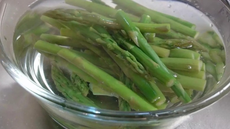 芦笋浓汤,焯过水的芦笋放到冰饮用水里,让芦笋保持绿色
