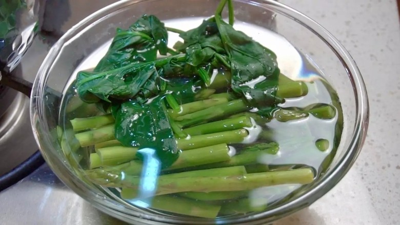 芦笋浓汤,和芦笋一起,放入冰饮用水里备用