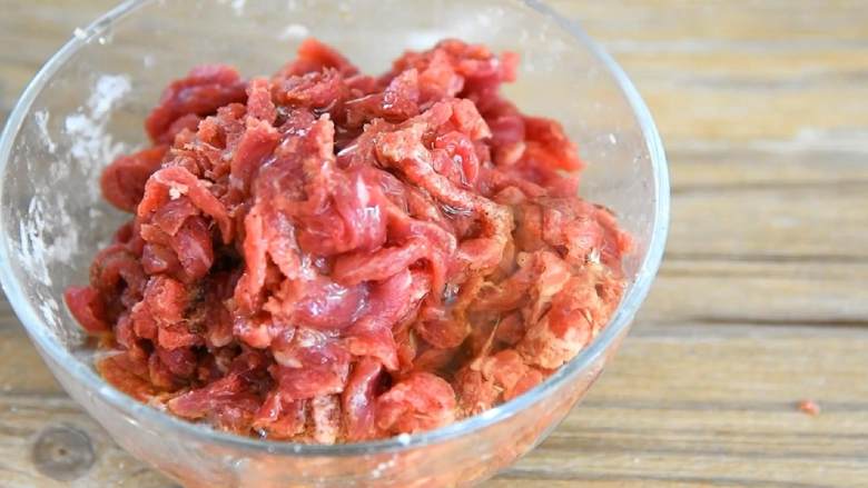 芹菜牛肉,倒入蛋清再次抓匀,腌制20分钟。