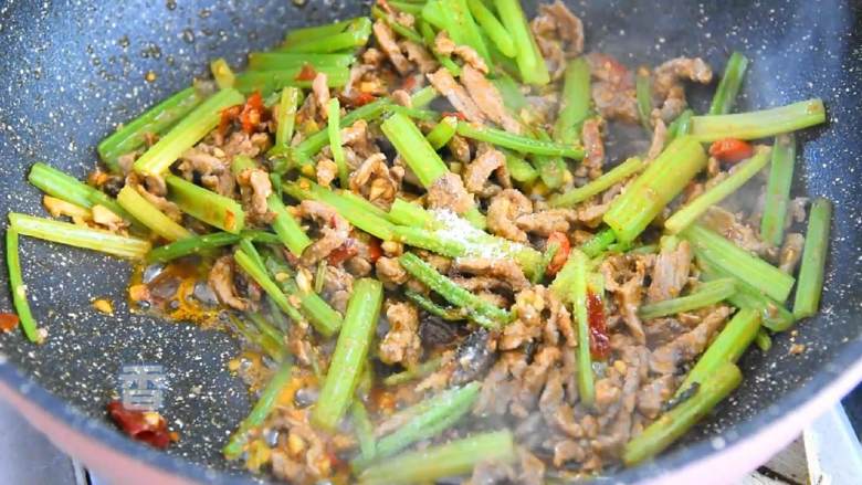 芹菜牛肉,再倒入1勺生抽、1勺糖和香油炒匀,即可出锅。