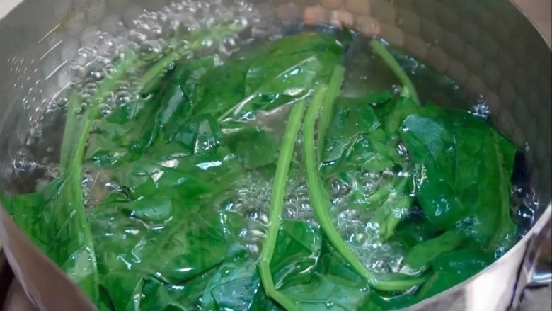 芦笋浓汤,水烧开后放入菠菜,水再次沸腾后捞出