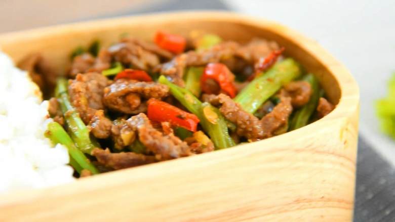 芹菜牛肉,一份很好吃又下饭的便当搞定啦!