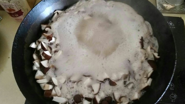 卤肉饭,蘑菇潮水去草腥味,肉丁也潮水去血沫