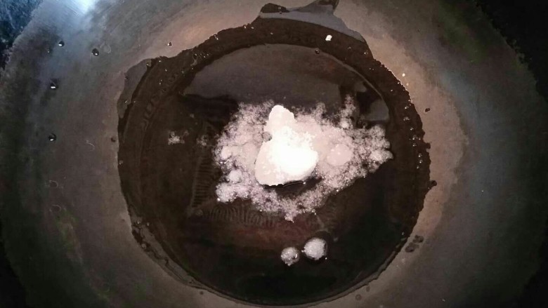 卤肉饭,锅下油小火炒糖色