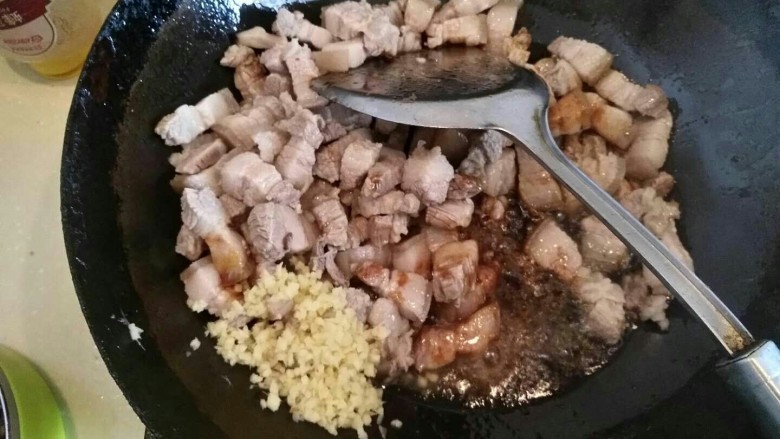 卤肉饭,然后五花肉,<a style='color:red;display:inline-block;' href='/shicai/ 37'>姜</a>末一起翻炒