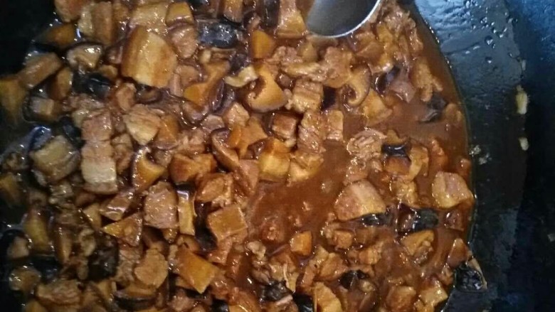 卤肉饭,加蘑菇,然后加水没过食材闷煮(40分钟),也可以上高压锅。
最后收汁,到汤汁浓稠。