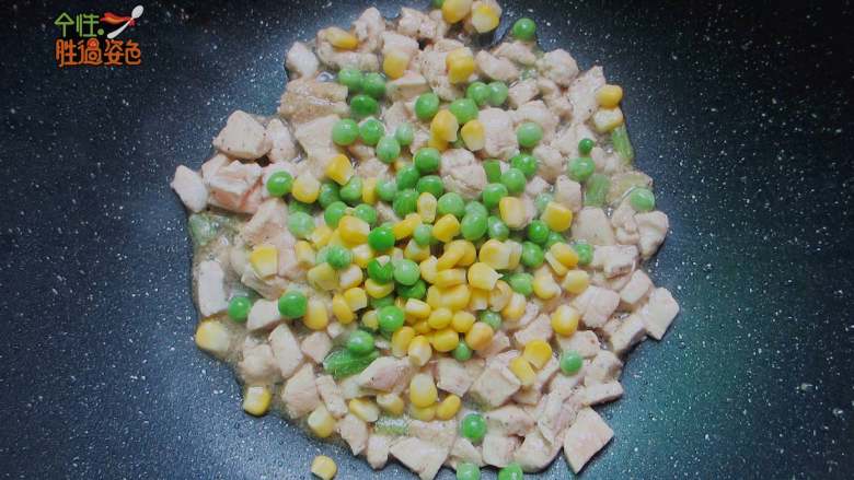 快手减肥便当,鸡肉变色后,加入玉米粒和青豆