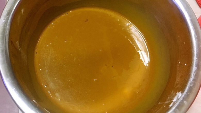 红糖糯米蛋糕(8寸),用蛋抽画Z字搅拌至顺滑状态