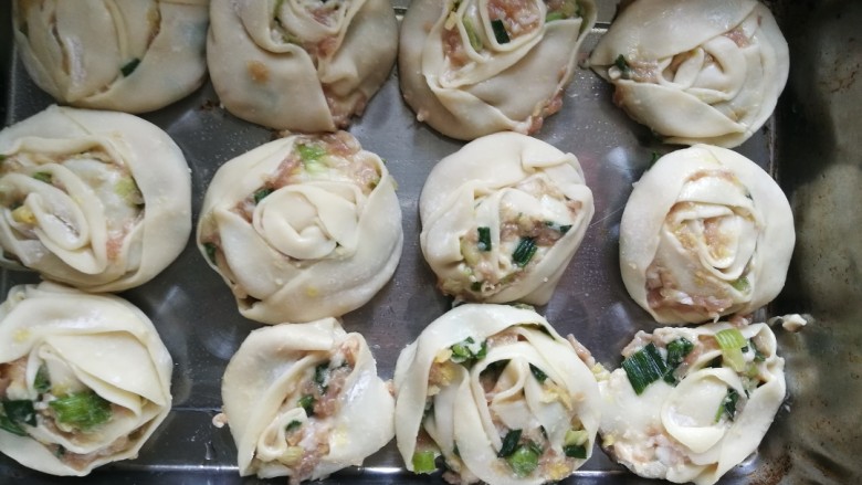 快手菜之简化版葱油饼,做好后放入保鲜盒中,入冰箱冷藏,可以多做一些冻起来