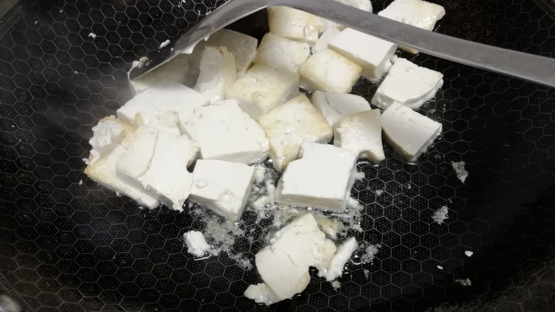 家常豆腐,油烧热，豆腐下锅
