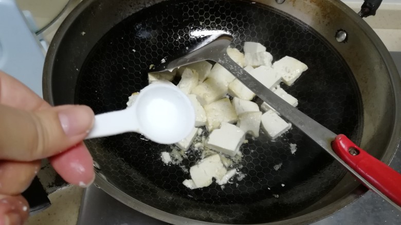 家常豆腐,煎微黄，放盐