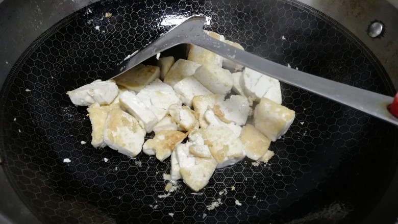 家常豆腐,豆腐翻面，煎至两面金黄