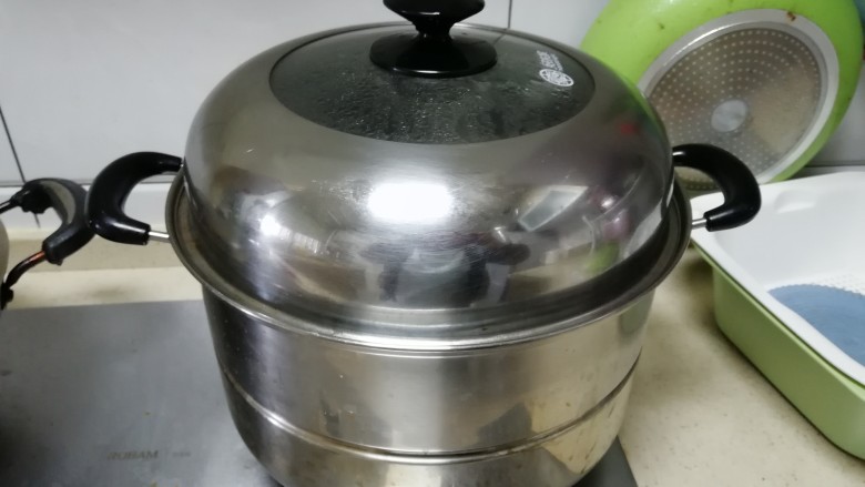 家常豆腐,汤锅水烧开