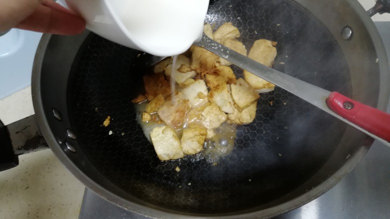 家常豆腐,红薯粉兑水，勾芡