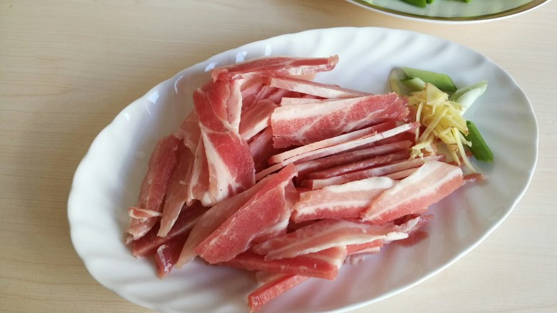 酱香蒜苔炒肉,<a style='color:red;display:inline-block;' href='/shicai/ 428'>五花肉</a>切成薄片。
<a style='color:red;display:inline-block;' href='/shicai/ 428'>五花肉</a>尽量选择肥瘦相间的<a style='color:red;display:inline-block;' href='/shicai/ 428'>五花肉</a>，纯瘦的肉吃起来口感干涩。

