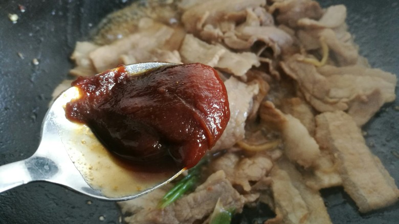 酱香蒜苔炒肉,然后再加入一勺<a style='color:red;display:inline-block;' href='/shicai/ 712'>甜面酱</a>翻炒。