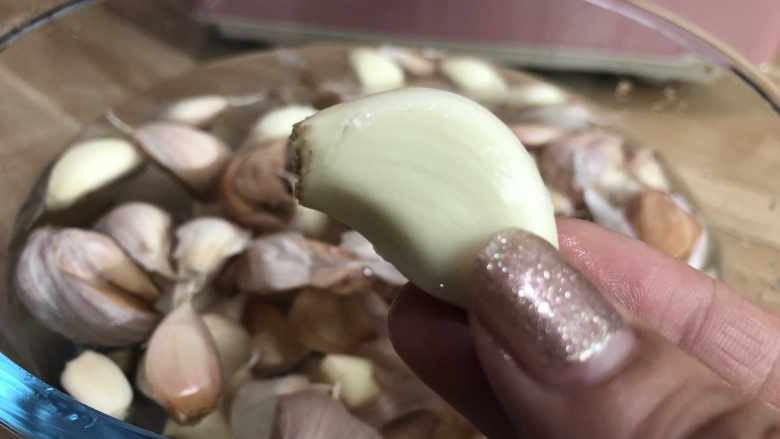 黄金蒜蓉油(面包机版),快速去皮,把头尾处理一下