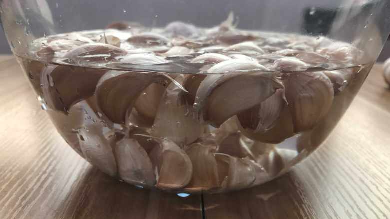 黄金蒜蓉油(面包机版),用水泡半小时之后搓一搓,这一步是可以更快去皮