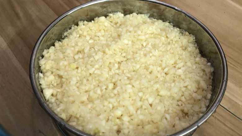 黄金蒜蓉油(面包机版), 用筛网装用水冲,把蒜泥的胶状冲洗掉