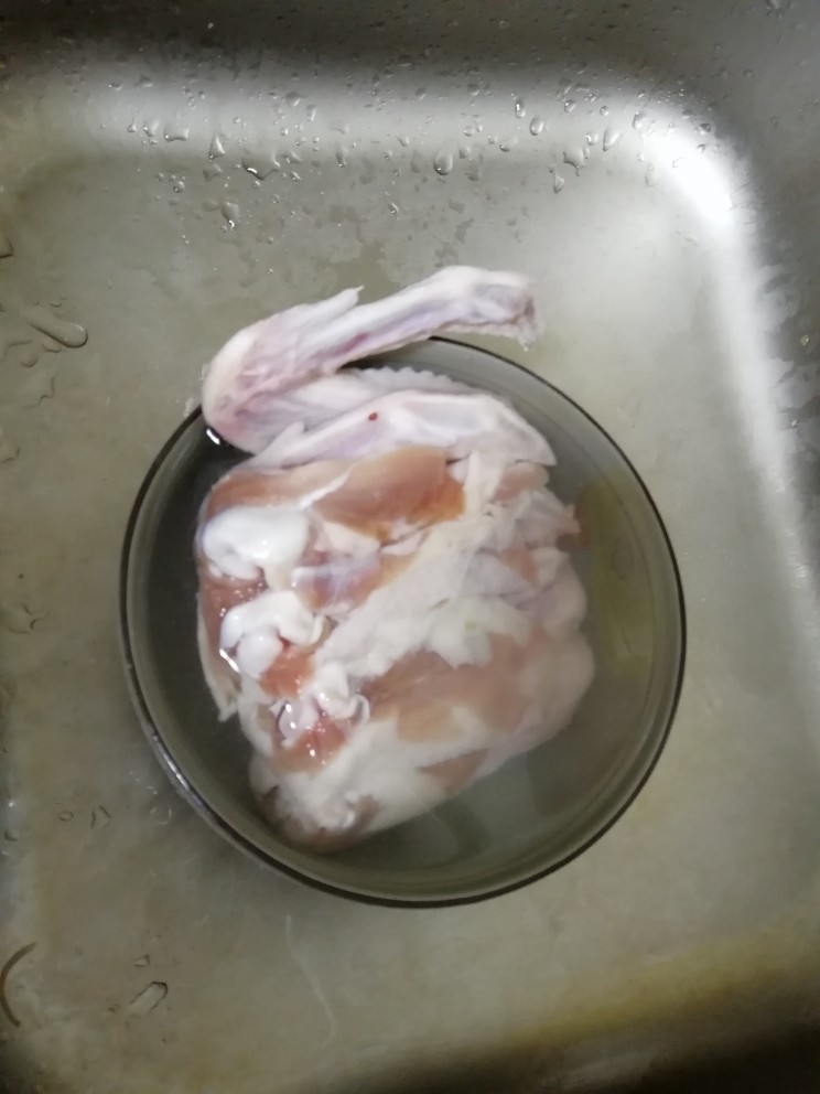 懒人鸡翅,鸡翅拿出来解冻,洗干净