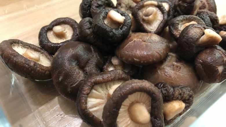 香菇粒(面包机版), 把泡发好的蘑菇洗干净