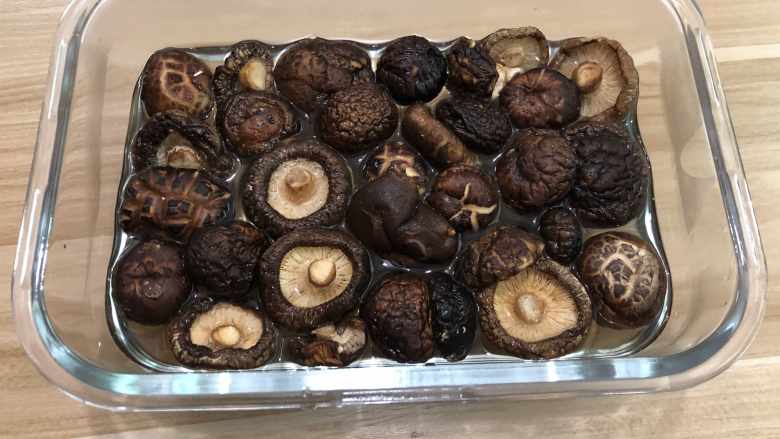 香菇粒(面包机版), 事先把蘑菇泡发,我是喜欢提前一个晚上泡上的