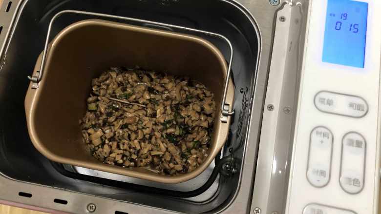 香菇粒(面包机版),启动烘烤程序30分钟,我用了两次15分钟,这样干身一点