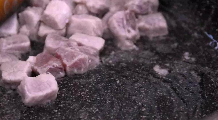 “八宝辣酱”味道辣鲜而略甜,十分入味,老少都爱!,将肉丁过油,滑至断生备用