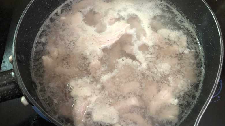 麻辣猪肉干(面包机版),煮至肉变白,把水倒掉