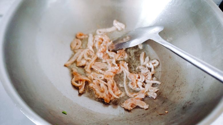 下饭菜~青椒肉丝,用锅里剩下的油,大火炒肉丝。