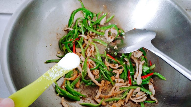 下饭菜~青椒肉丝,青椒完全变软之后,试一下味道,看情况加适量的盐。