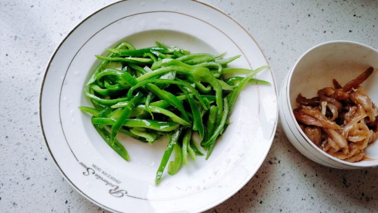 下饭菜~青椒肉丝,炒到青椒七八分软的时候盛出,不要等到它全部都变软了再盛出。那样后面再炒的话,口感不是很好,颜色也不好看。