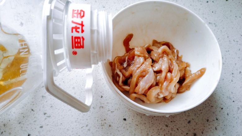 下饭菜~青椒肉丝,再加一点点食用油，加食用油是为了让肉不粘在一起，炒菜时不粘锅。接着再抓匀，多抓一会儿，然后腌制十分钟左右。