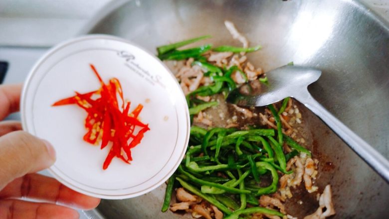 下饭菜~青椒肉丝,下干辣椒丝,一起翻炒。