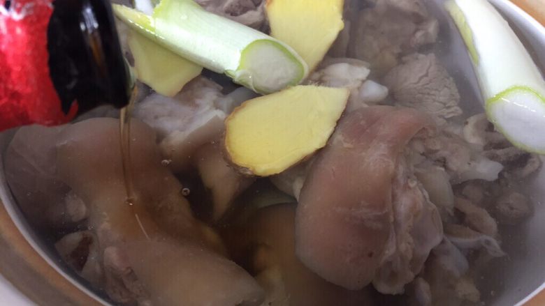 超级无敌猪蹄汤,加入适量的料酒,大火烧开小火慢炖