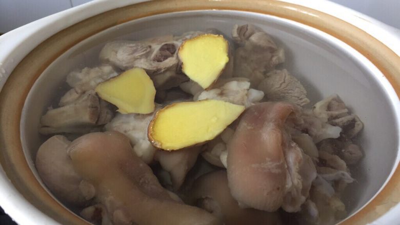 超级无敌猪蹄汤,放入砂锅中,加入姜片